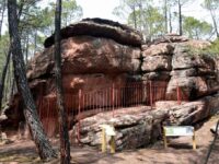 El abrigo de las Lomas de Abril es un conjunto de arte rupestre localizado en el centro del barranco de Val del Agua, formando el único conjunto de pinturas levantinas localizado en la comarca del Rincón de Ademuz, y que constituye un testimonio excepcional de las culturas neolíticas en la zona. Estas pinturas están protegidas por la Legislación Estatal y Autonómica, habiendo sido declaradas Bien de Interés Cultural y, desde 1998, forman parte de la Lista del Patrimonio Mundial de la UNESCO.