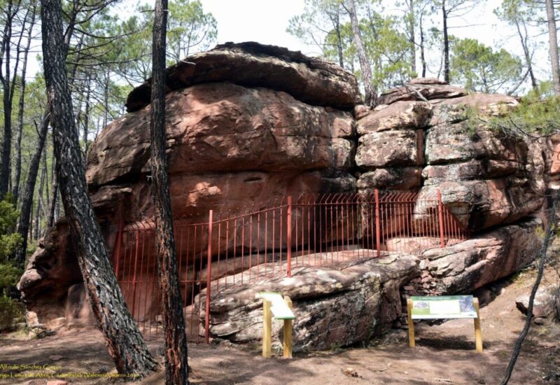 El abrigo de las Lomas de Abril es un conjunto de arte rupestre localizado en el centro del barranco de Val del Agua, formando el único conjunto de pinturas levantinas localizado en la comarca del Rincón de Ademuz, y que constituye un testimonio excepcional de las culturas neolíticas en la zona. Estas pinturas están protegidas por la Legislación Estatal y Autonómica, habiendo sido declaradas Bien de Interés Cultural y, desde 1998, forman parte de la Lista del Patrimonio Mundial de la UNESCO.