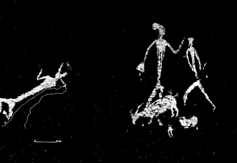 Lo más llamativo del conjunto de pinturas rupestres de las Lomas de Abril (de hace 7.000-5.000 años) quizá sea el tamaño de los antropomorfos, mucho mayores que cualquiera de los existentes en los abrigos del Parque. La figura yacente (motivo 1) representaría una persona tumbada, lo que se concluye de que tenga las extremidades inferiores flexionadas. Resulta muy aguda la observación relativa al objeto de forma triangular que la figura principal (motivo 2) porta en su mano derecha, que parece encajar en el hueco del tocado de la figura horizontal.