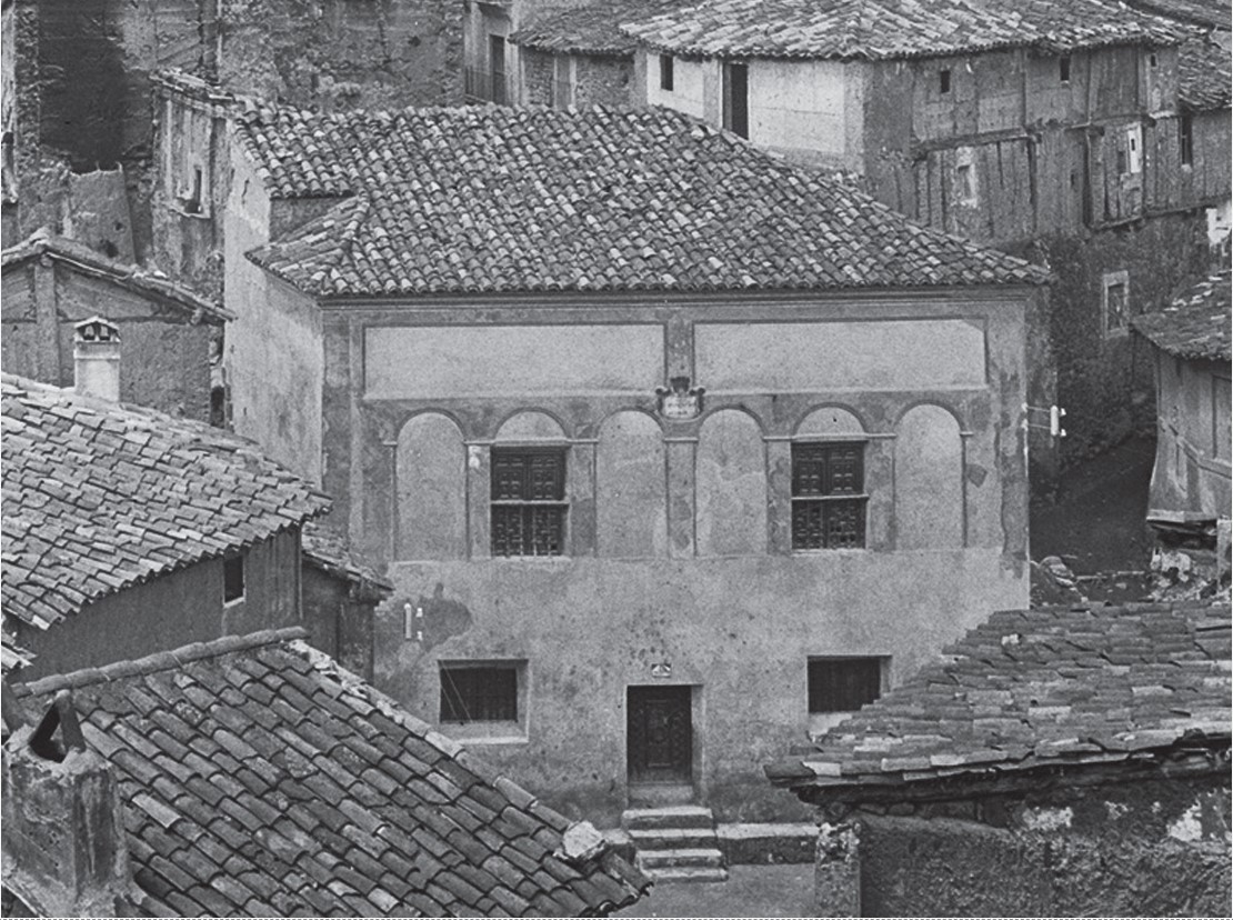 En esta imagen de inicios del siglo XX, se puede ver el aspecto que presententaba este edificio, con una reforma clasicista que habia cambiado la configuración de la fachada cegando los arcos de medio punto en planta baja y añadiendo unas arquerias de yeso en fachadada. Cabe destacar el acceso independiente a las dos alturas del edificio, así como la ubicación del calabozo en la parte trasera del inmueble.