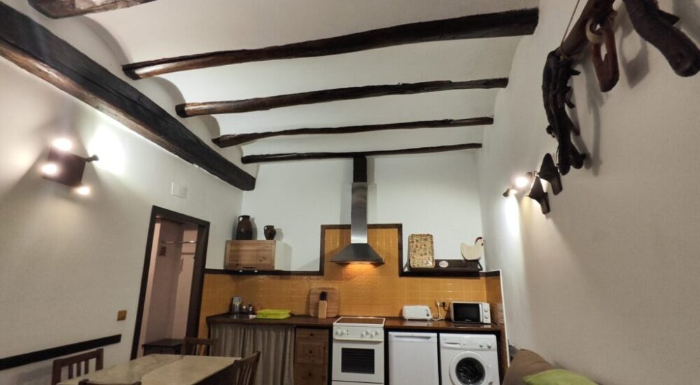casa-gran-Cocina-comedor-sala-de-estar-Bohilgues-1-1536x864-1