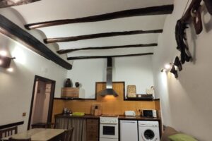 casa-gran-Cocina-comedor-sala-de-estar-Bohilgues-1-1536x864-1